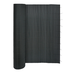 Quadratrohr mit geb&uuml;rsteter Oberfl&auml;che. Verst&auml;rkter PVC-Zaun mit erhabenen Linien auf der Oberfl&auml;che